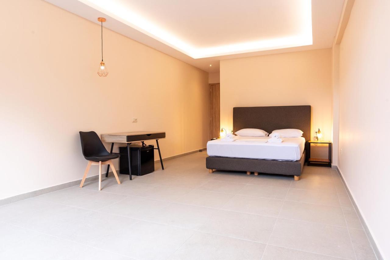 Mini Suites Near Athen'S Airport Free Shuttle From And To Athen'S Airport Spáta Екстериор снимка